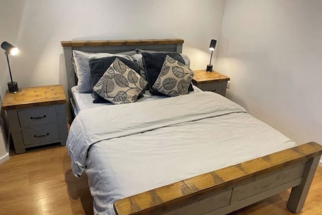 2 habitaciones, tabla de planchar con plancha, wifi y ropa de cama 