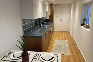 Private kitchen - Newly listed Garden Apartment ready for Summer (London)