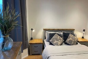 2 bedrooms, iron/ironing board, WiFi, bed sheets - Newly listed Garden Apartment ready for Summer (London)