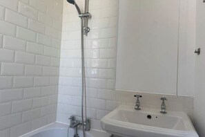 Hair dryer, towels, soap, toilet paper -  Central London | Near Elephant Pk & London Bridge (London)