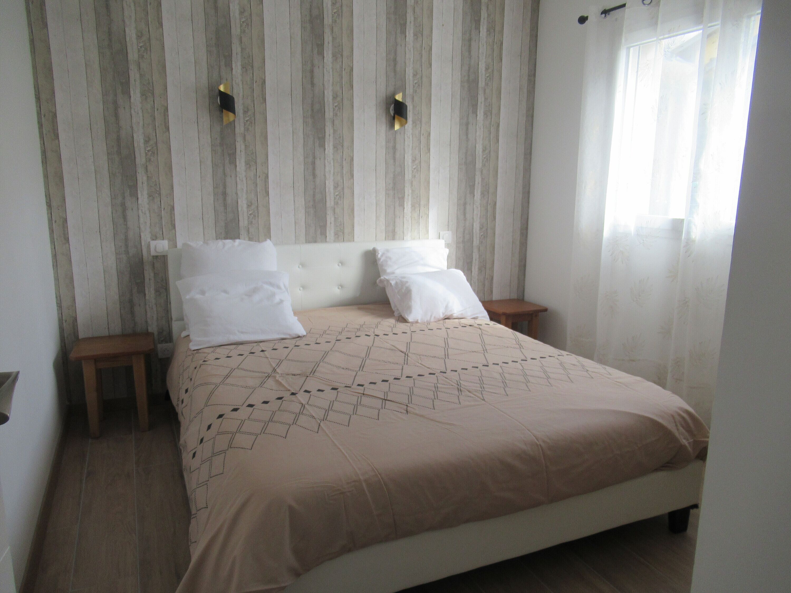 3 chambres, fer et planche à repasser, Wi-Fi, draps fournis