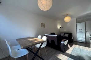 Interior - 3BR Doubles w/ Sunny Balcony | Near King's Cross (London)