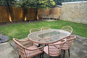 تناول الطعام بالخارج