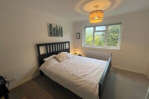 2 bedrooms, iron/ironing board, WiFi, bed sheets - London Commuter | Cyclists | Garden | Parking (Leatherhead)
