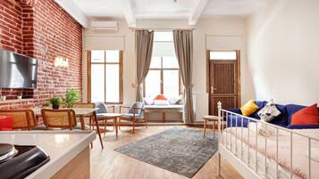 Studio | Een bureau, een laptopwerkplek, verduisterende gordijnen