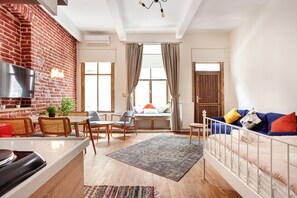 開放式客房 | 書桌、手提電腦工作空間、遮光窗簾/窗簾、熨斗/熨衫板