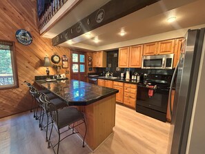 ثلاجة، ميكروويف، فرن، موقد طهي مسطح