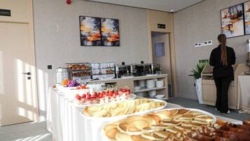 Free daily buffet breakfast
