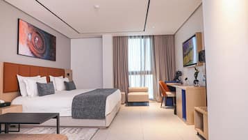 Quarto casal executivo, vista para a cidade | Cofres nos quartos, escrivaninha, cortinas blackout