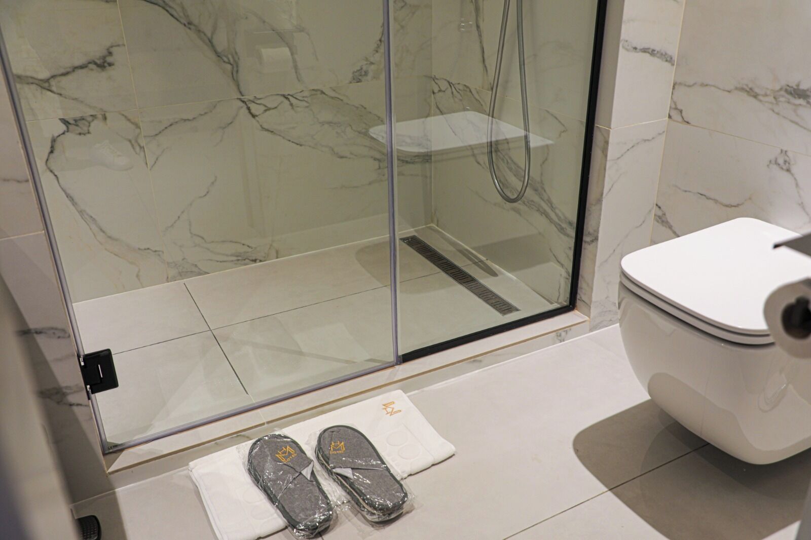 Deluxe-Zweibettzimmer, Stadtblick | Badezimmer | Dusche, kostenlose Toilettenartikel, Haartrockner, Hausschuhe