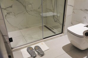 Deluxe Twin Room, City View | Bathroom | Shower, free toiletries, hair dryer, slippers - MH HOTEL (Nouakchott)