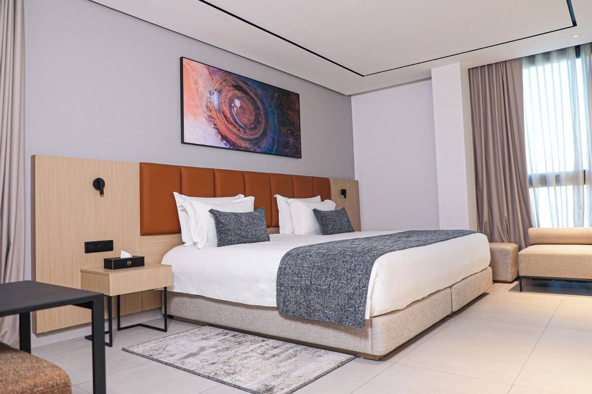 Junior Suite, City View with Luxury Massage Chair | 迷你吧贈品、房內夾萬、書桌、遮光窗簾/窗簾