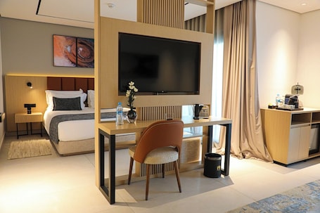 Caja de seguridad en la habitación, escritorio y cortinas blackout . MH HOTEL