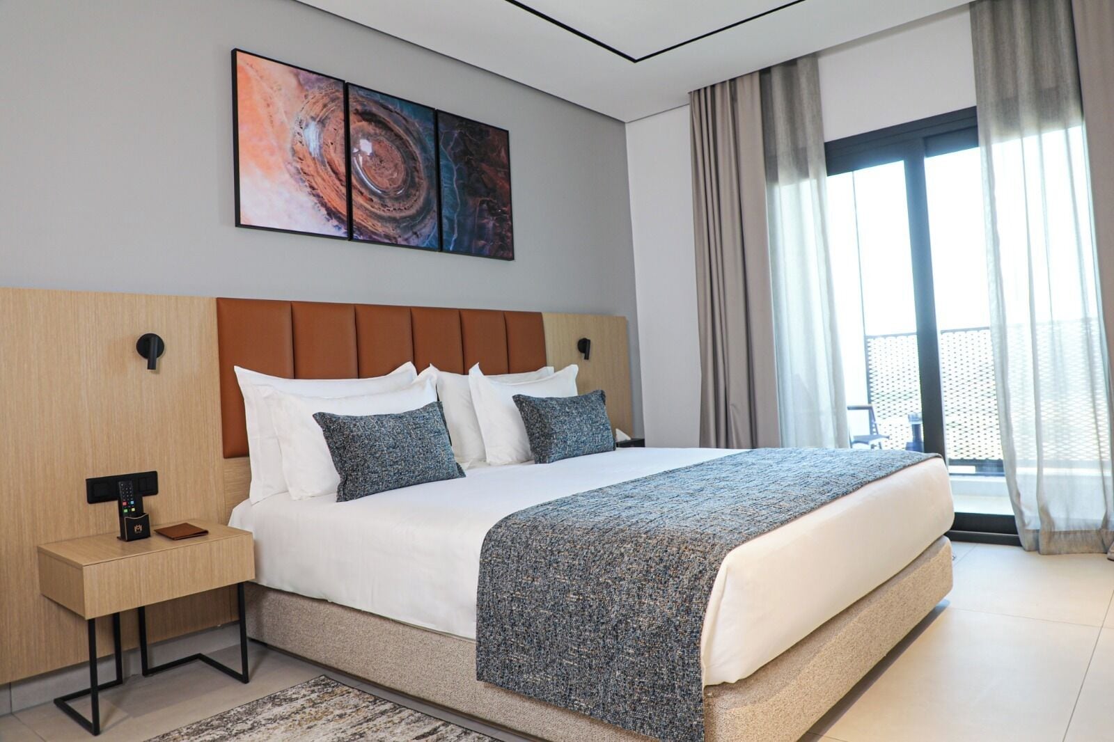 Deluxe-Doppelzimmer, Balkon, Stadtblick | Zimmersafe, Schreibtisch, Verdunkelungsvorhänge, Bügeleisen/Bügelbrett