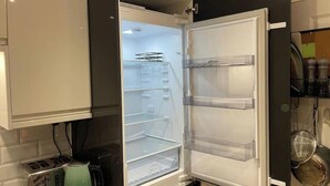Eine moderne Küche mit einem Einbaukühlschrank, einem Wasserkocher und einem Toaster.