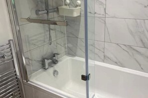 Haartrockner, Handtücher, Seife, Toilettenpapier