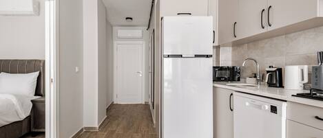 ثلاجة، ميكروويف، موقد طهي مسطح، غسالة أطباق