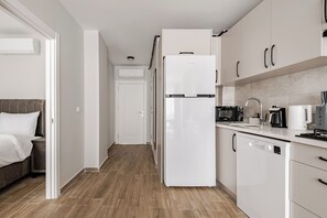 Frigorífico, microondas, placa de cocina y lavavajillas