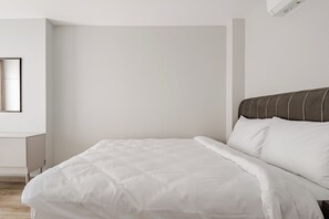 Tabla de planchar con plancha, wifi gratis, ropa de cama