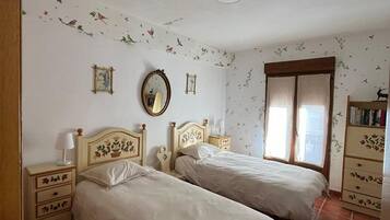 Een strijkplank/strijkijzer, wifi, beddengoed