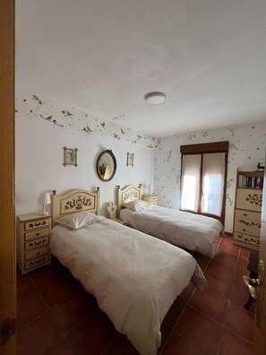 Een strijkplank/strijkijzer, wifi, beddengoed