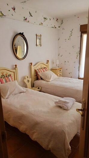 3 bedrooms, iron/ironing board, WiFi, bed sheets