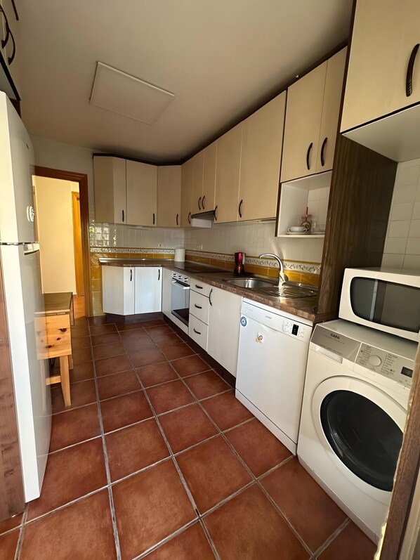 Een koelkast, een magnetron, een oven, een kookplaat