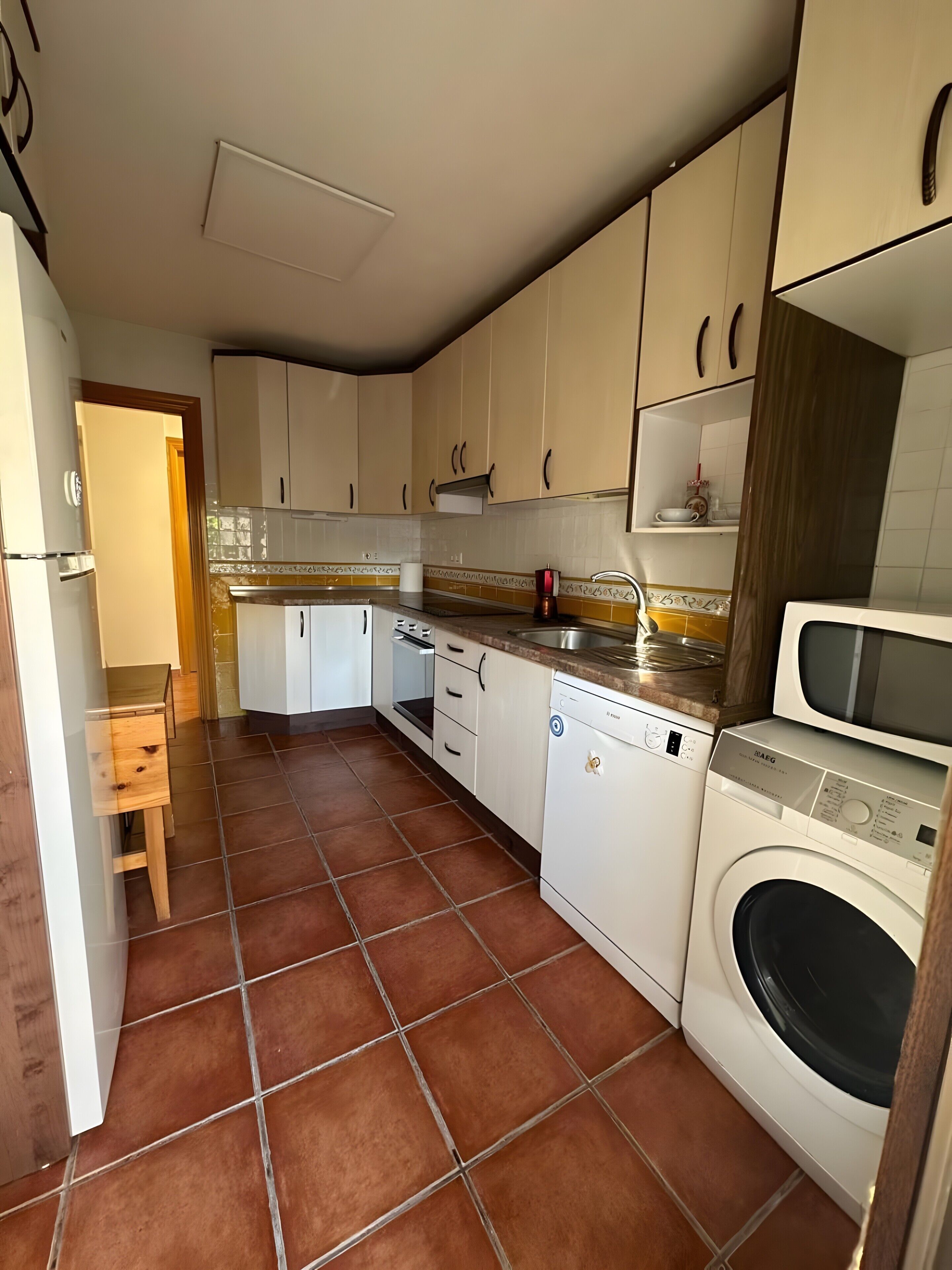 Een koelkast, een magnetron, een oven, een kookplaat