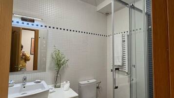 Een douche, handdoeken