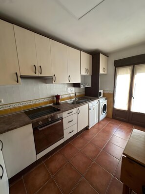 Køleskab, mikrobølgeovn, ovn, kogeplade