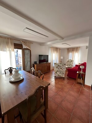 Dining - Apartment 'La Casa De Paloma En La Plaza' with Balcony and Wi-Fi (Riaza)