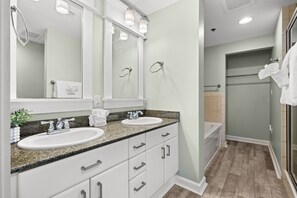 Shower, hair dryer, towels - Extra Large 260 sf balcony! 2/2 Sleeps 8! (Panama City Beach)
