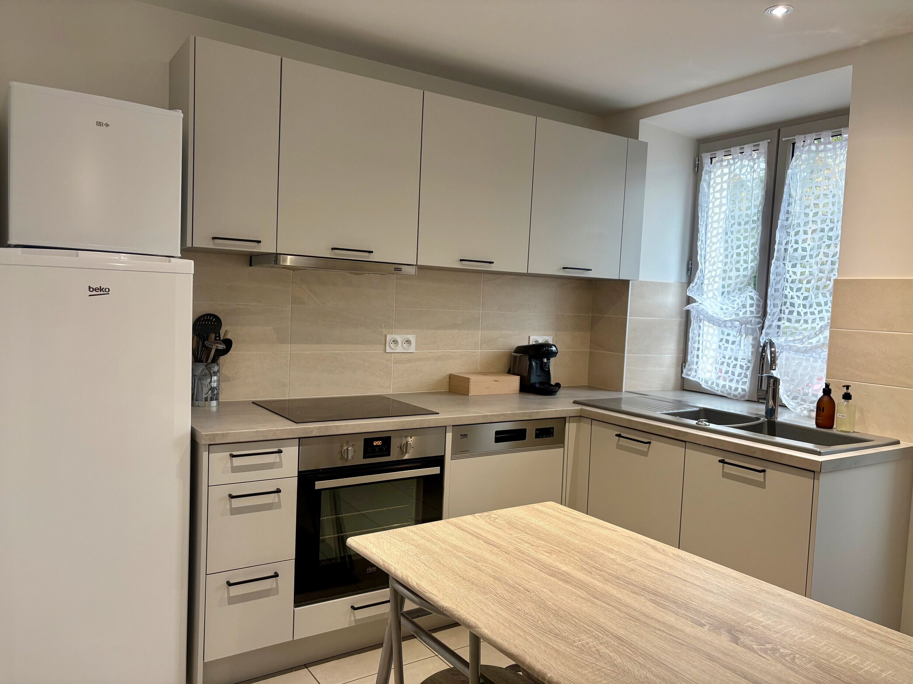 Kjøleskap, mikrobølgeovn, ovn og kokeplater