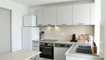 Kühlschrank, Mikrowelle, Ofen, Herdplatte