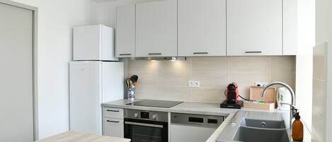 Kühlschrank, Mikrowelle, Ofen, Herdplatte