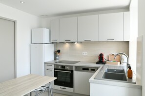 Een koelkast, een microgolfoven, een oven, een kookplaat