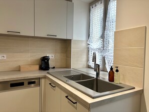 Réfrigérateur, micro-ondes, four, plaque de cuisson