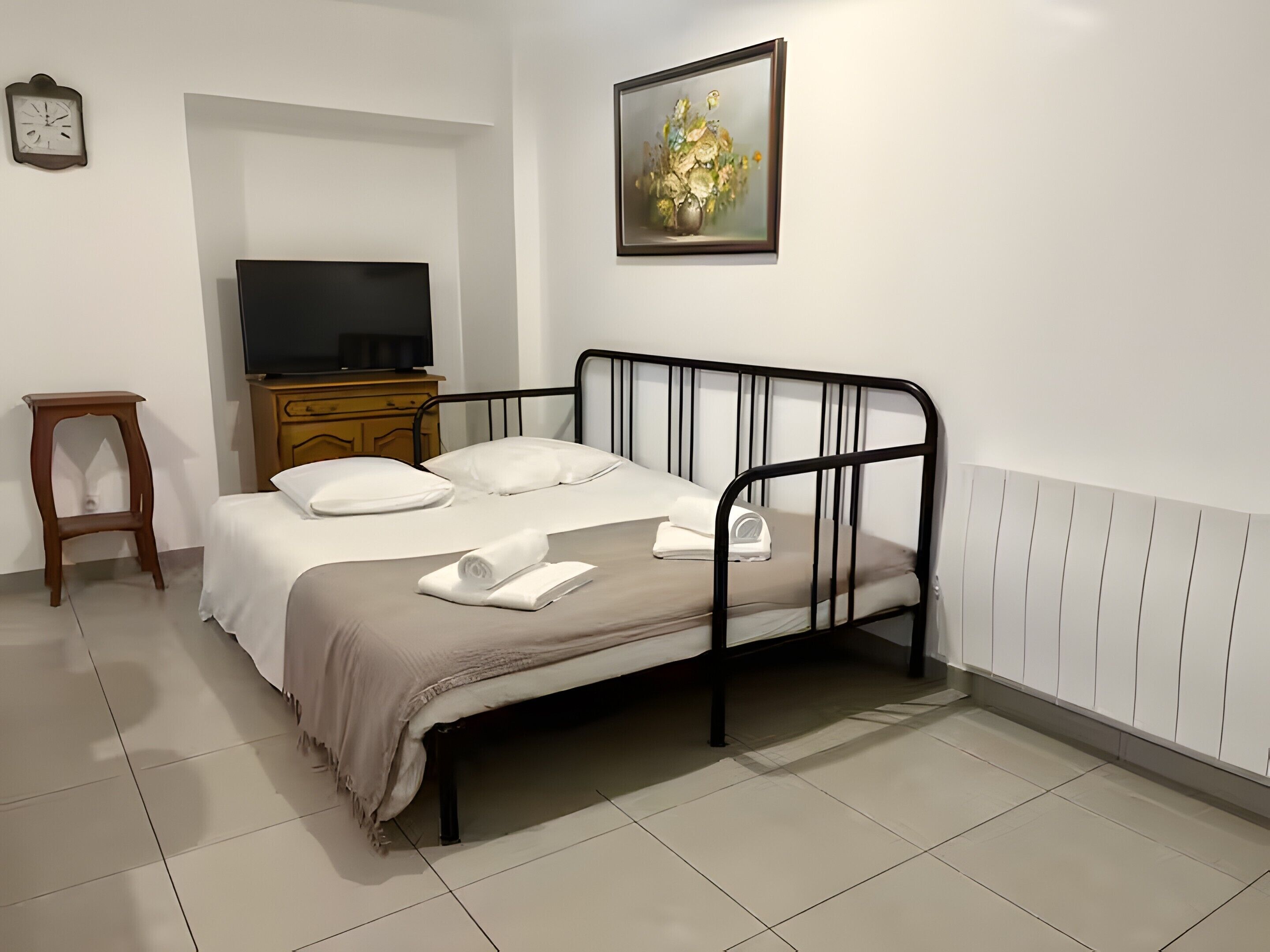 1 slaapkamer, een strijkplank/strijkijzer, wifi, beddengoed