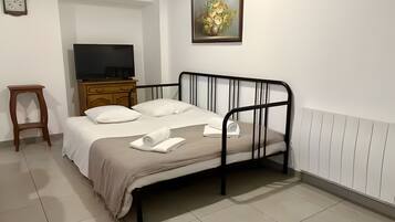 1 slaapkamer, een strijkplank/strijkijzer, wifi, beddengoed