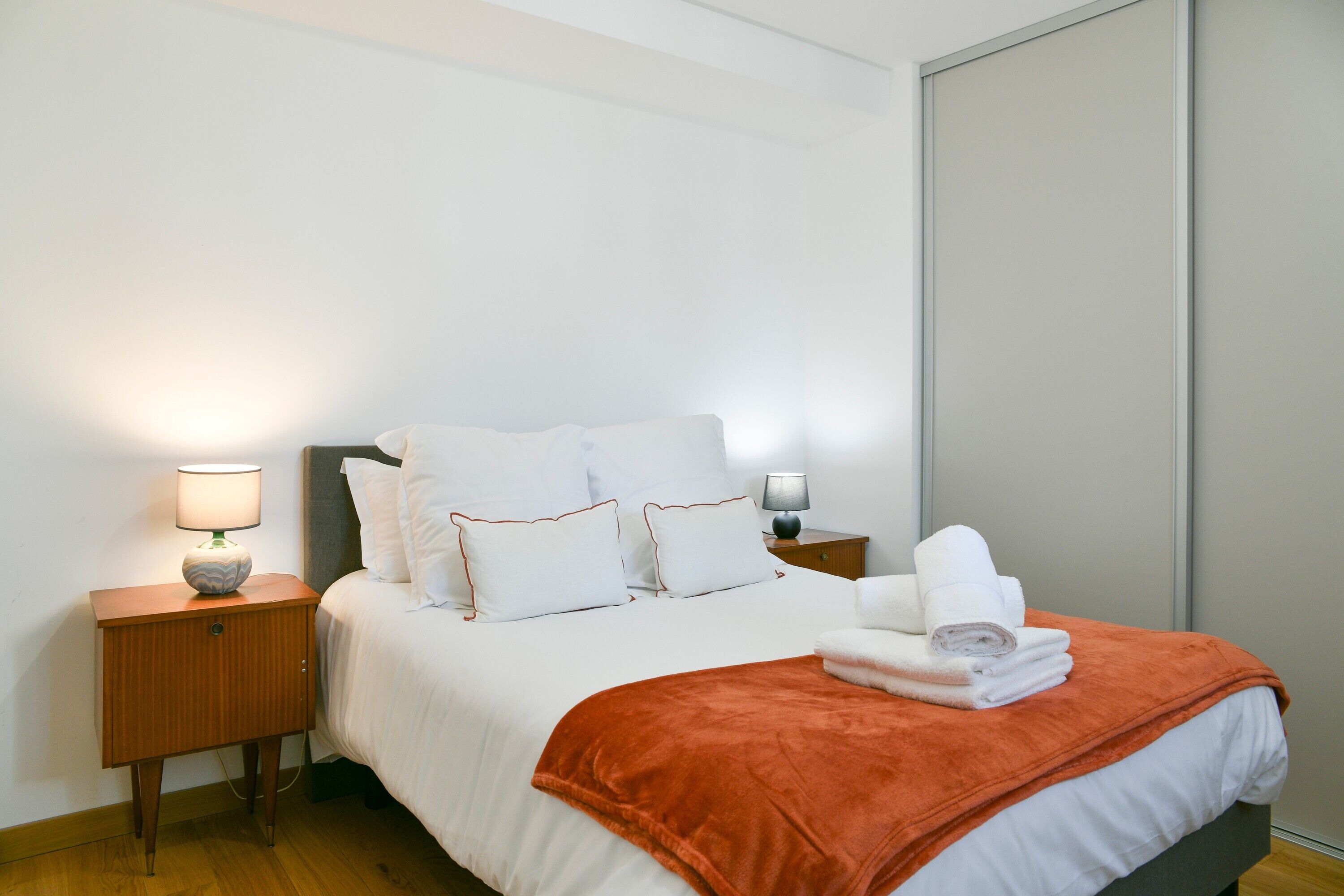 1 habitación, tabla de planchar con plancha, wifi y ropa de cama 