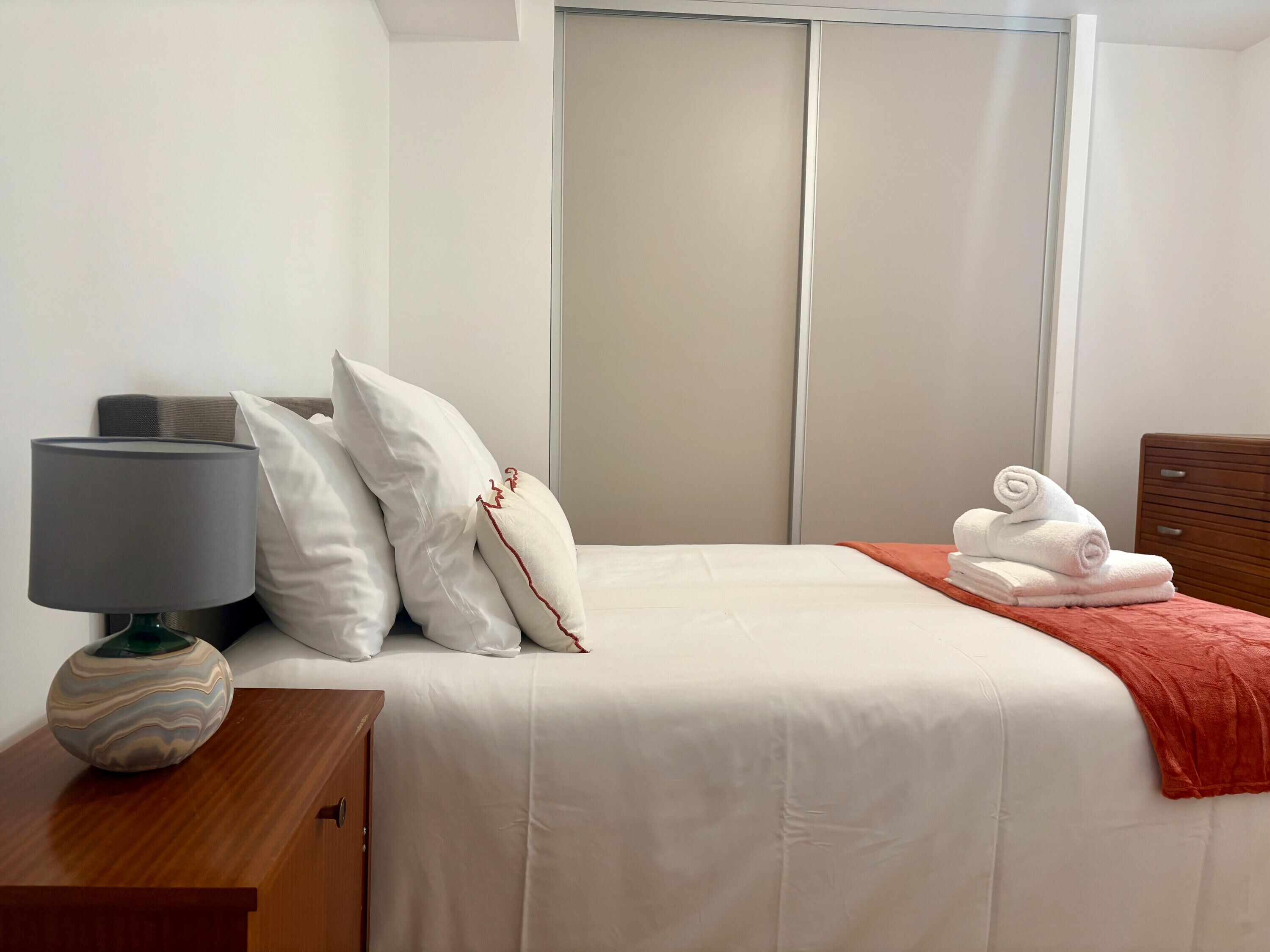 1 slaapkamer, een strijkplank/strijkijzer, wifi, beddengoed