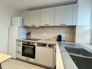 Een koelkast, een microgolfoven, een oven, een kookplaat