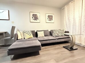 Living area - Cozy private room in St. Catharines near Brock and 4th Ave (St. Catharines)