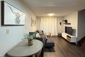 Living area - Cozy private room in St. Catharines near Brock and 4th Ave (St. Catharines)