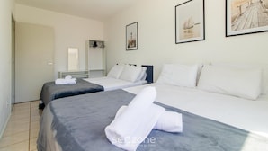 A hotel room with two beds, white bedding, and artwork on the walls. - Apt 650 m From Masc in Floripa Bas0401 (Florianópolis)