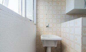 Basic Apartment | Bathroom