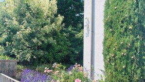 A garden with a wooden fence, lavender, and pink flowers. - Detached single-family home above the rooftops of Bad Dürkheim (Bad Dürkheim)
