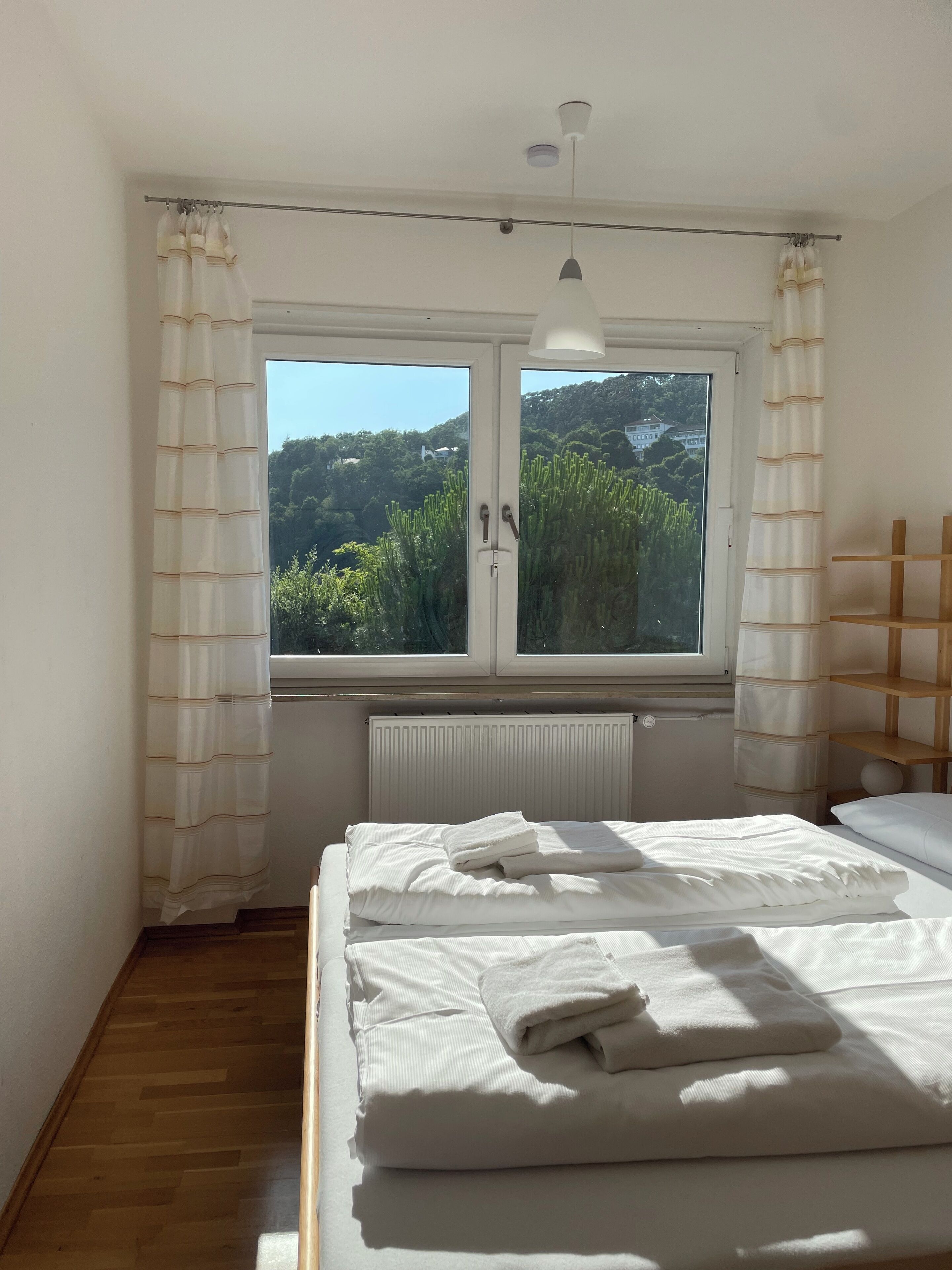 3 bedrooms, internet, bed sheets