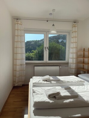 3 عدّة غرف نوم وخدمة الإنترنت وملاءات أسرّة