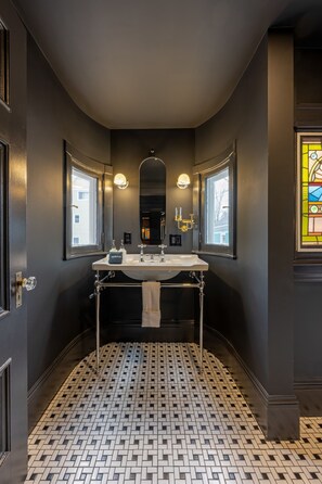 Douche, séchoir à cheveux, serviettes fournies